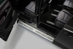 016_m - 自社ローン中古車販売専門店 ファンカーズ Open car doors reveal a chrome running board along the side of a black SUV, showing black leather seats inside.