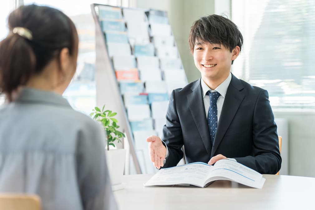 自社ローンの仕組みを説明するスタッフ